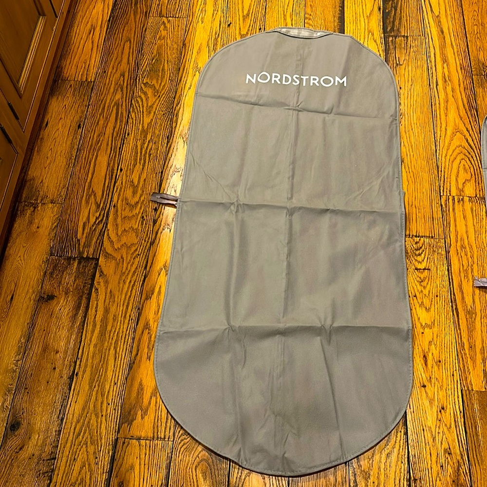 NORDSTROM NEW LIGHT GRAY LONG ZIPPERED GARMENT BAG FOR TRAVEL OR STORAGE